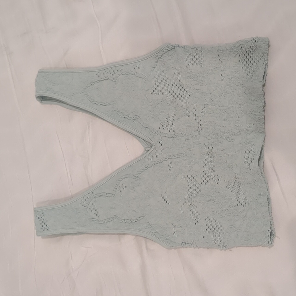 Tilly's full tilt v neck tank top with lots of details